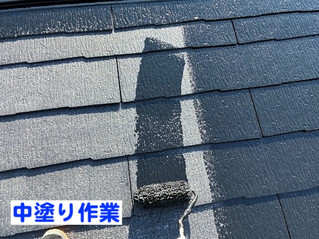 プレミアムルーフSiで中塗り作業中