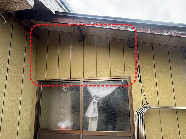 短いサイディングが使用されたサッシ上部は定尺の屋根材をカットして張り替える