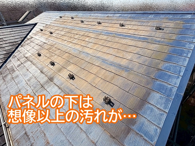 太陽光パネルの下は想像以上に汚れが蓄積