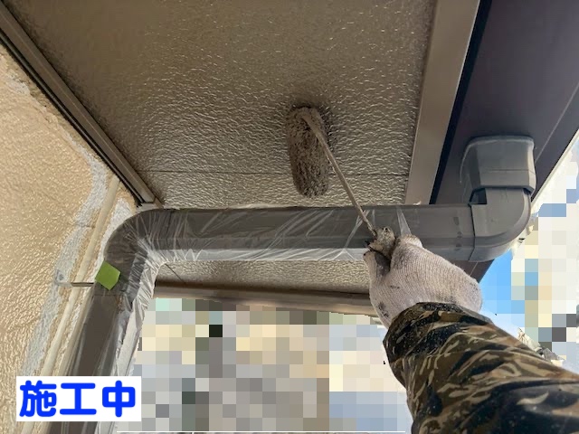 水戸市　グレージュ外壁に合う軒天色で塗装　施工中の写真