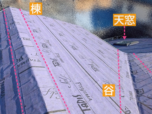 棟や谷など凹凸部分は防水紙を重ねて設置