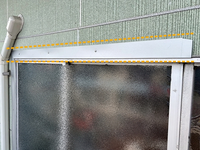 サッシ枠上部の板金は水を受け流す形状