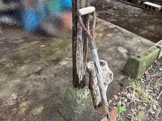 老朽化により庇屋根を支える力が弱っている木製の柱