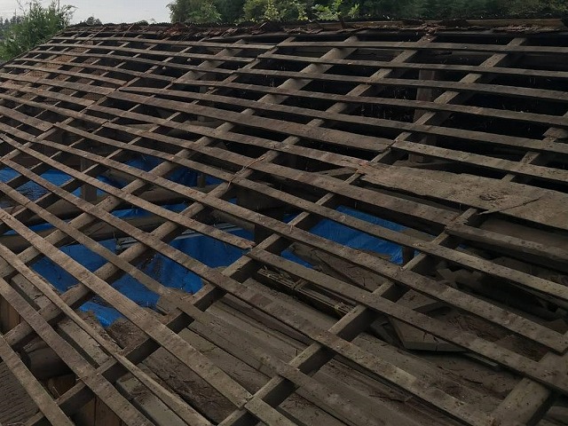 既存のトタン屋根を撤去した状態の物置屋根