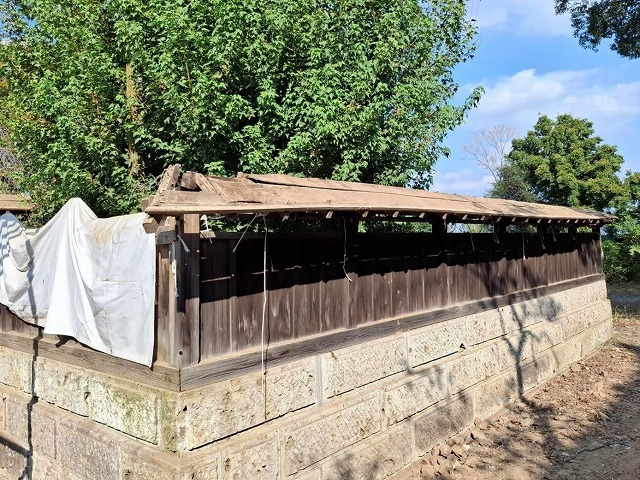 傷みが進んだ板塀の屋根野地板