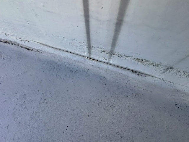 屋上の立ち上がり部の動きに追従できず切れてしまったシート防水