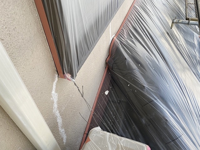 リシン吹付モルタル外壁塗装前のひび割れ補修