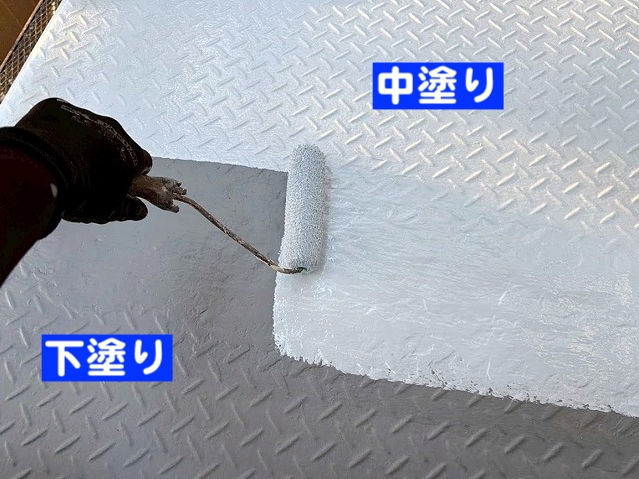 タイエンダーフッ素塗料による鉄骨階段の中塗り作業