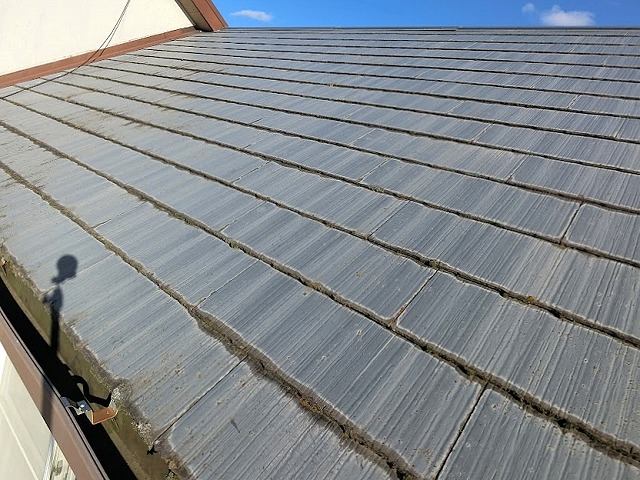 ひたちなか市の築35年のスレート屋根のメンテナンスはカバー工法が最適