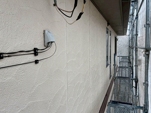 高圧洗浄により汚れがきれいに除去された外壁