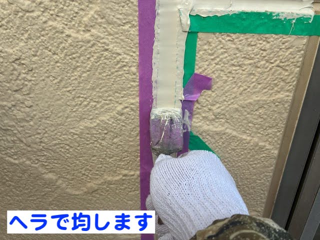 水戸市　外壁ガスケット目地　高耐久シーリング材増し打ち　シーリング充填作業の写真