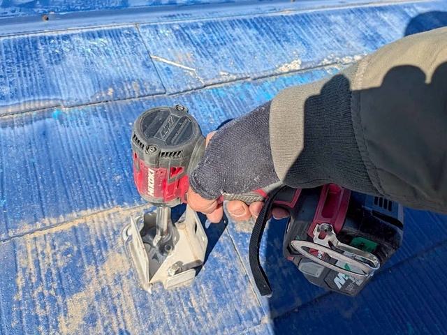 インパクトドライバーで太陽光パネルの架台金具の長いビスを取り外す