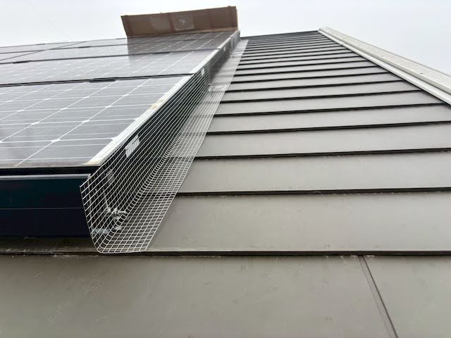 茨城町　屋根と太陽光パネルの隙間の鳥よけ対策　施工後の写真