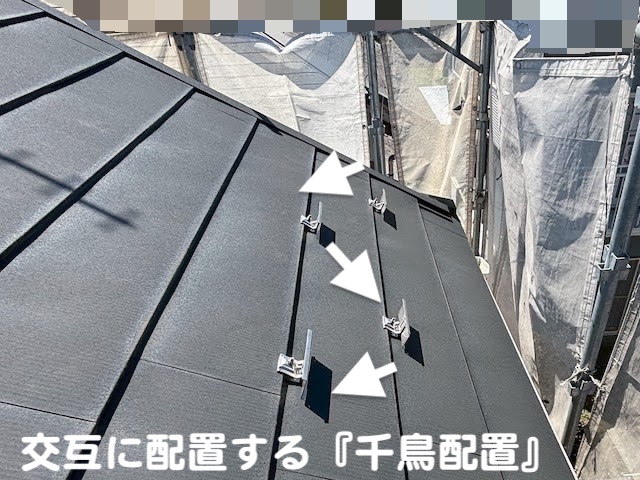 鹿嶋市　金属屋根にステンレス製後付け雪止め　千鳥配置の写真