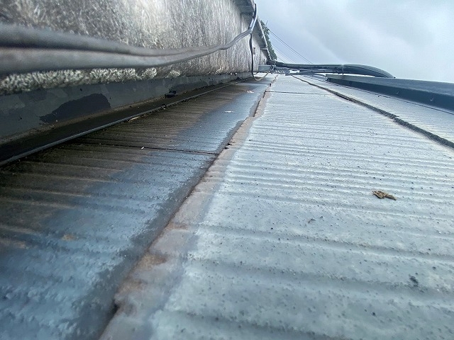 屋根の集熱器を外した後のパネル跡