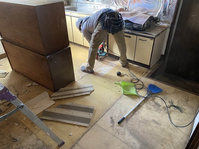 床材を補強する為床材をカットする職人