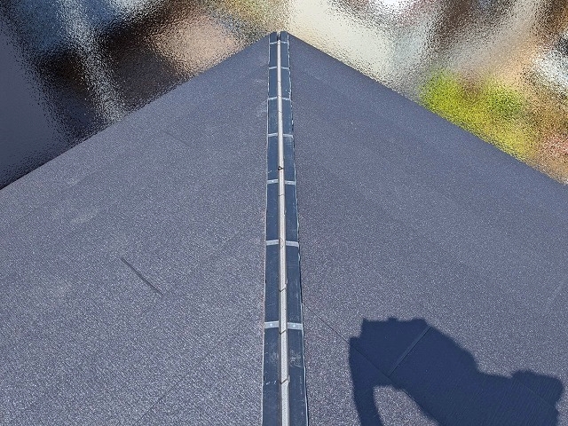 棟に緩衝する屋根材を設置