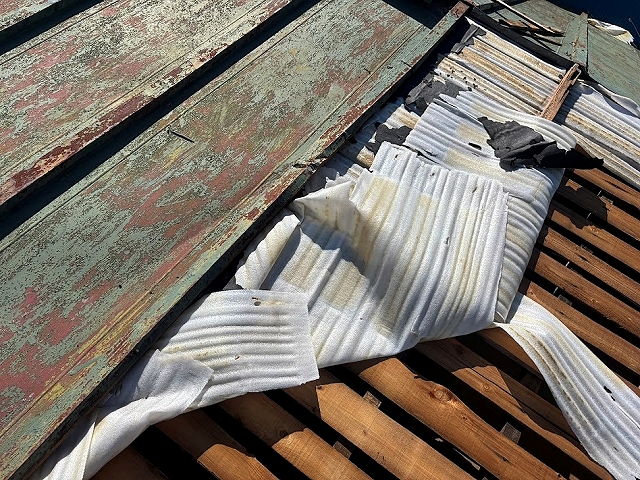 屋根の端部が浮いている場合は強風の被害を受けやすい