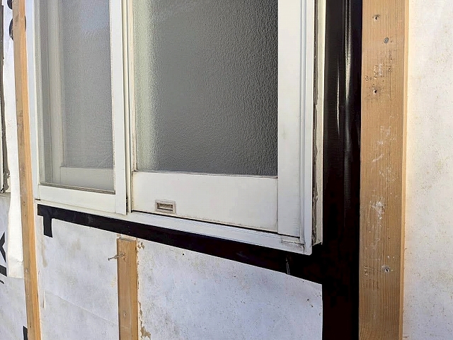 窓枠付近の透湿紙の破損は防水テープで補修