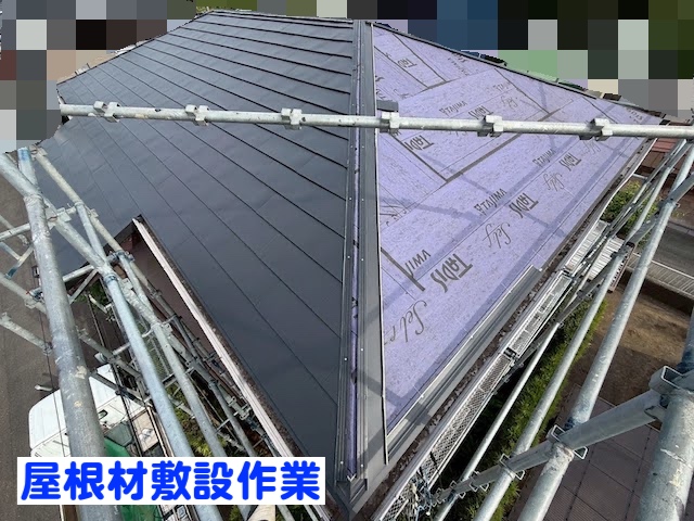 鹿嶋市　築35年住宅の屋根カバー工法　屋根材敷設作業の写真