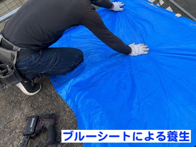 ひたちなか市　二階のコロニアル屋根材が飛散　ビニールシートによる養生の写真
