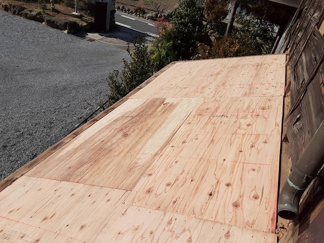 12㎜の構造用合板を差し掛け屋根の下地に施工