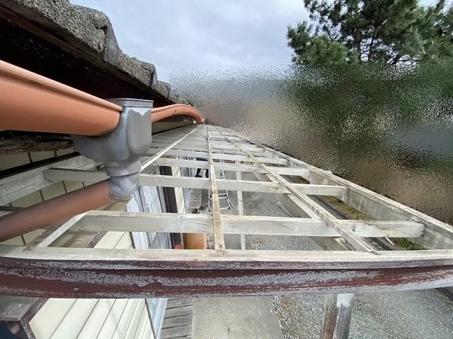塩ビ波板を撤去したテラス屋根