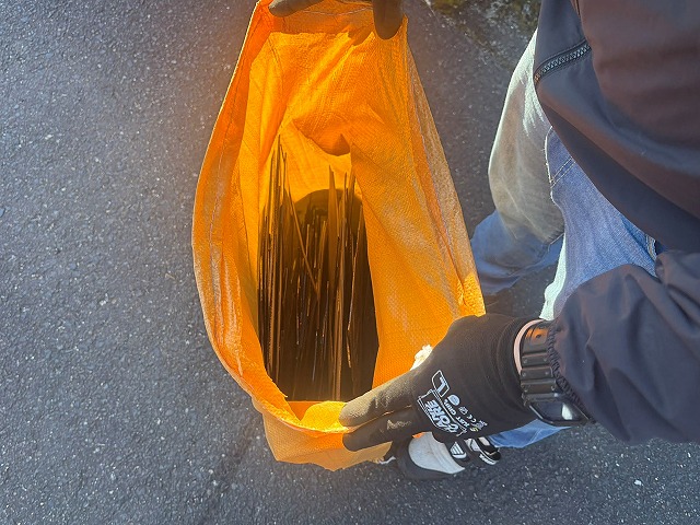 取り外したひび割れたポリカパネルの袋詰めは容易に終了