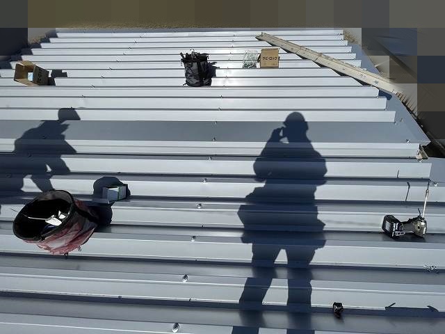 折板屋根のジョイントカバー設置が完了