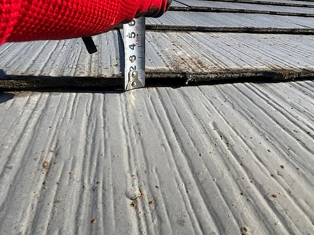 1cm以上も浮き上がったスレート材