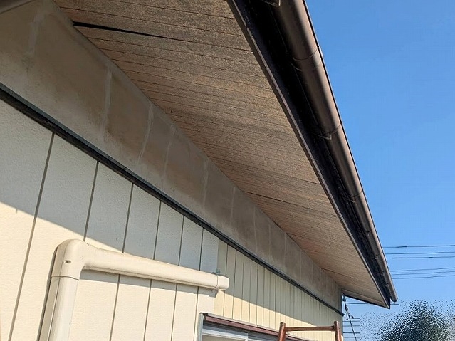 部分的に剥がれ劣化が進んだ木製の軒天と複数のひび割れが見つかった漆喰小壁