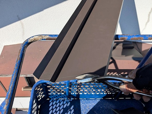 ひたちなか市の破風板に合わせて加工したカバー用の板金