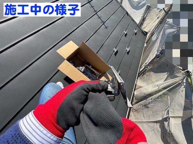 鹿嶋市　金属屋根にステンレス製後付け雪止め　施工中の写真