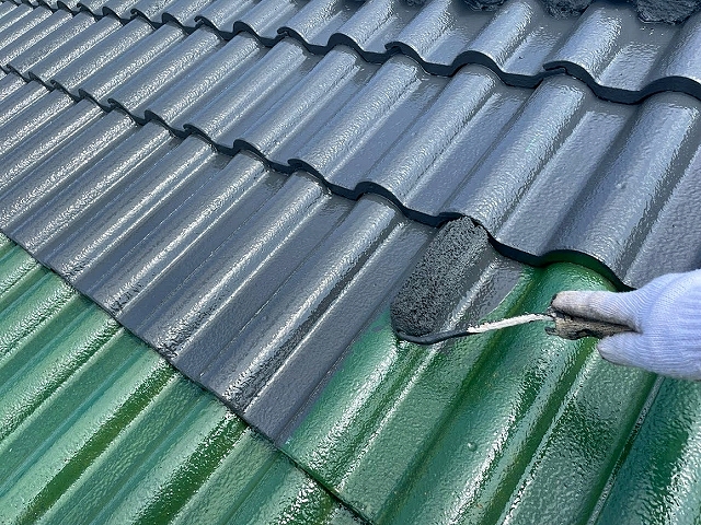 中塗り作業中の厚型セメント瓦