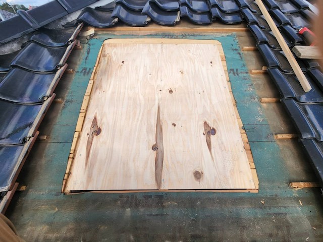 撤去した天窓に構造用合板を設置