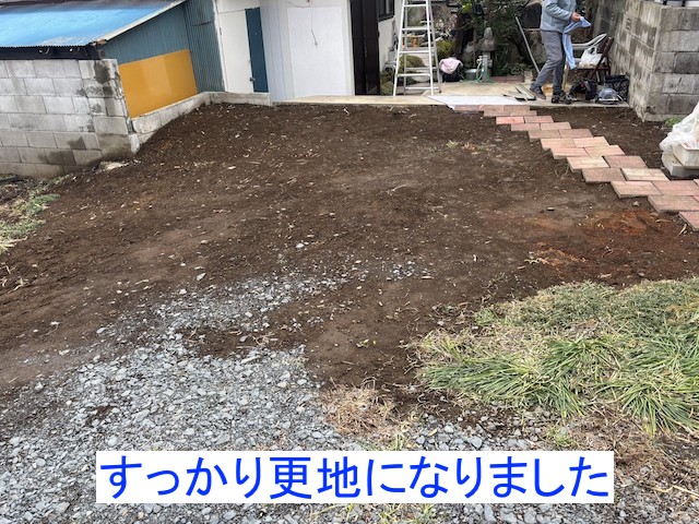 撤去作業を終えて更地になった造作小屋跡