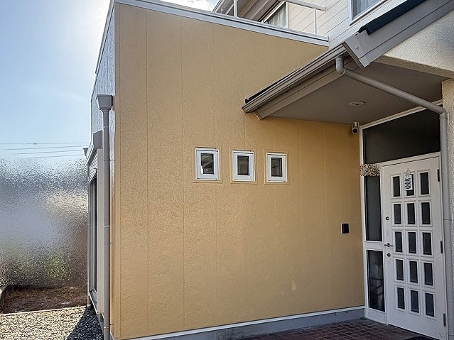 日立市の雨漏りにより構造部分が腐食した外壁を金属サイディングで修繕