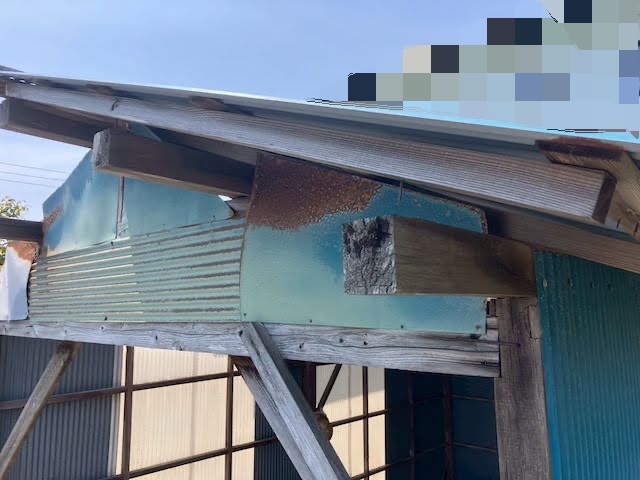 東海村　車庫屋根の躯体を大工工事で補強　端部の垂木交換前の写真
