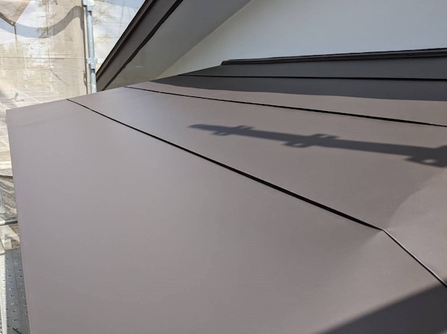 ガルバリウム鋼板で葺き替えた玄関庇屋根