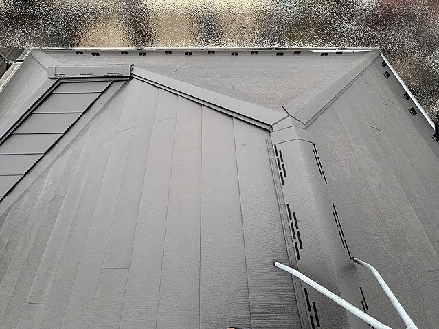 コケやカビが繁殖した築30年のスレート屋根をスーパーガルテクトでカバー