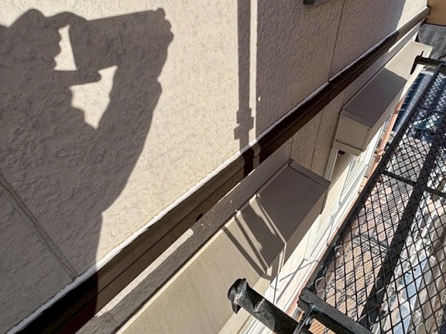 屋根カバー工事中に見つかった外壁の帯板の破損はサービスで補修