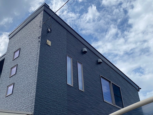 外壁や屋根の塗装が完了した鉾田市の住宅