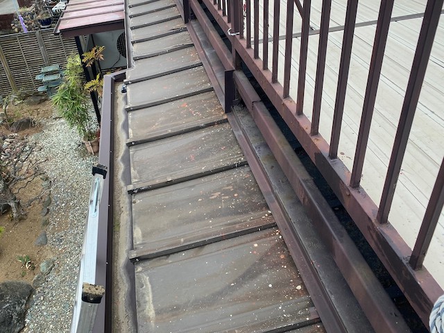 施工前の瓦棒屋根と鉄格子のベランダ柵