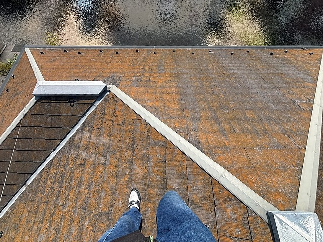 カバー工事前のコケやカビに覆われたスレート屋根