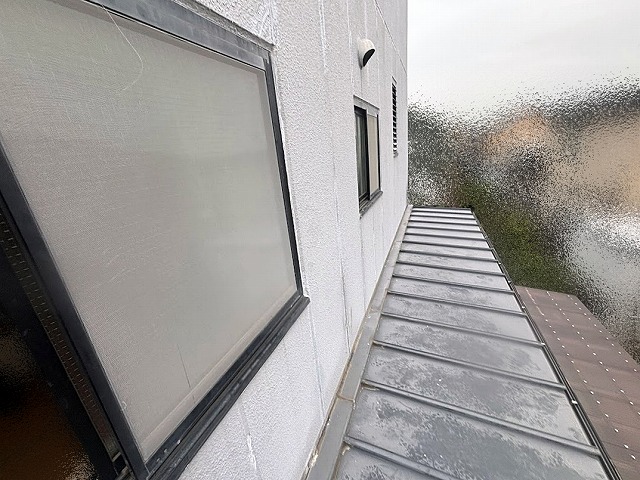 水戸市で雨漏りを起こした塗装前の外壁