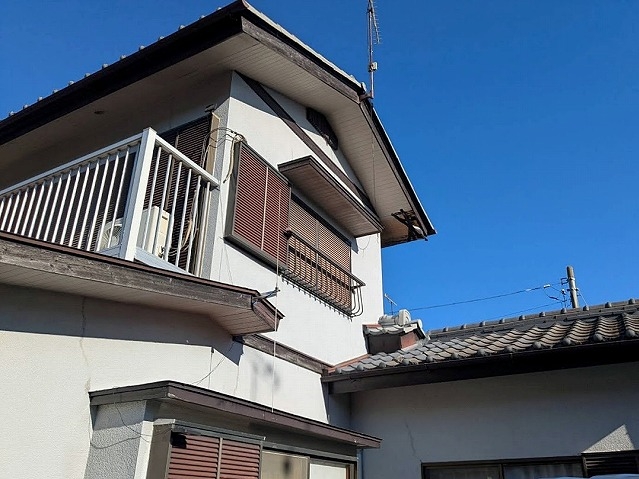 ひたちなか市で木製破風板からの漏水で破損した軒天