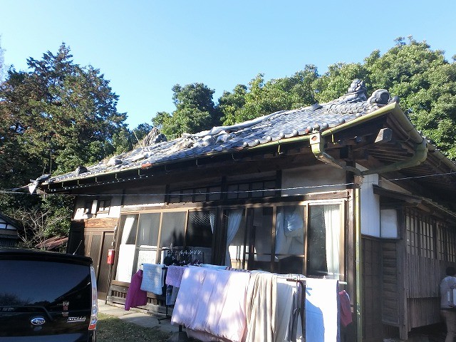 地震で崩れて雨漏りしていた入母屋の和瓦屋根