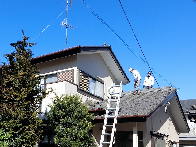 作業員2名が屋根に登り調査を始めます