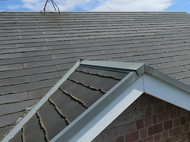 表層剝離が目立つパミール屋根のメンテナンス方法