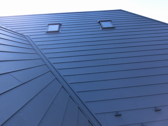 ガルバリム鋼板でのカバー工法が完成した高萩市の屋根